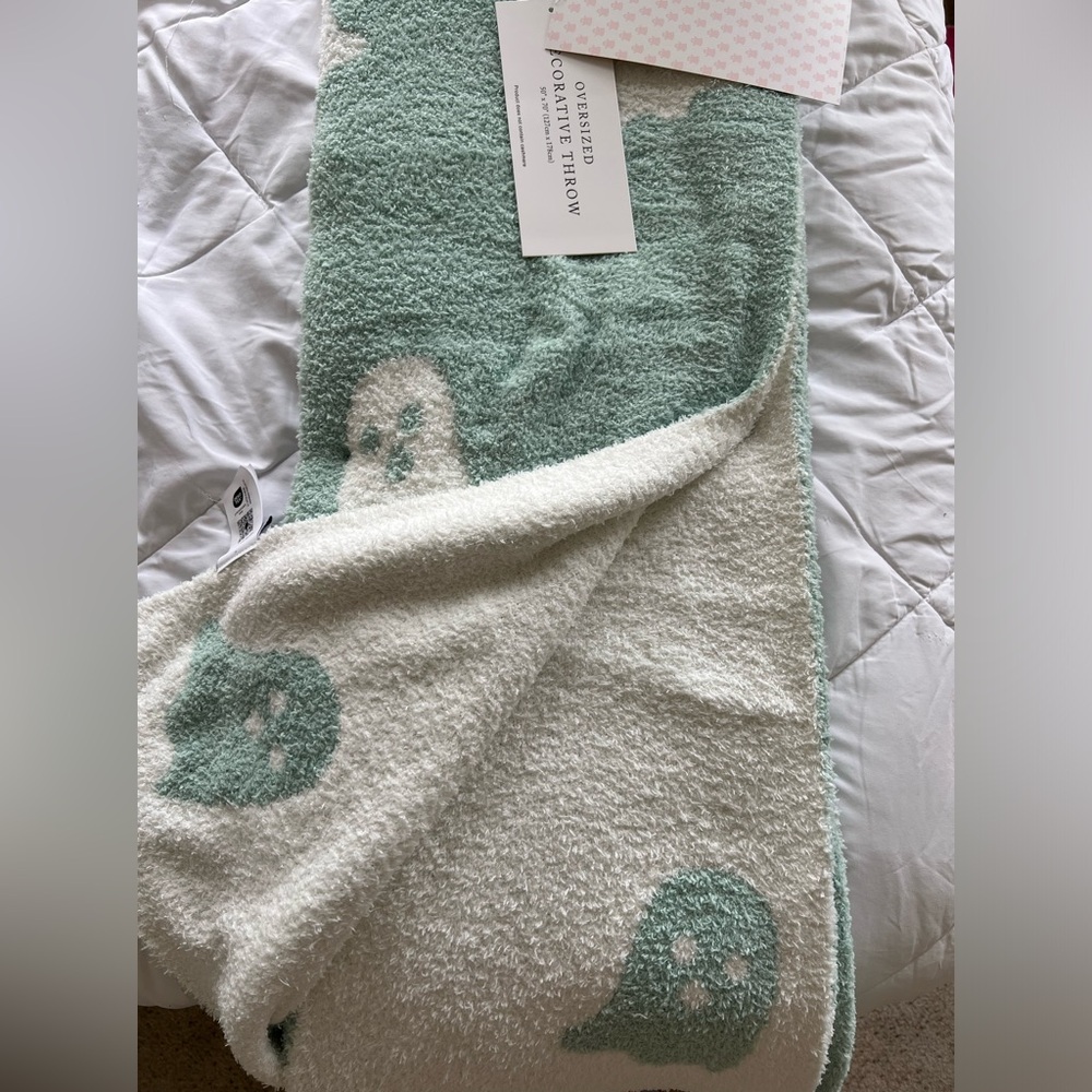 Green ghost viral blanket oversized